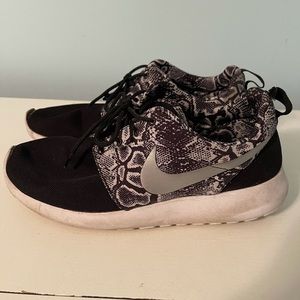 Nike Roshe Sneakers